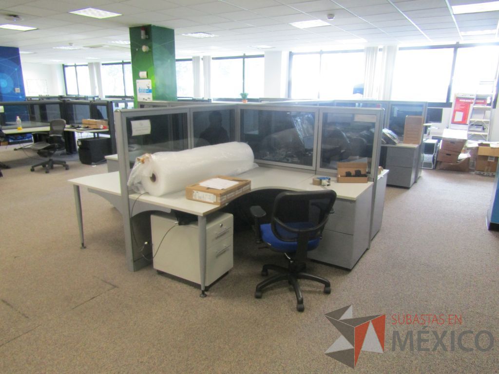 Lote 076 - Estación de trabajo para 10 personas, mampara con vidrio, con 10 archiveros de pedestal de 3 cajones - Steelcase - Imagen 4