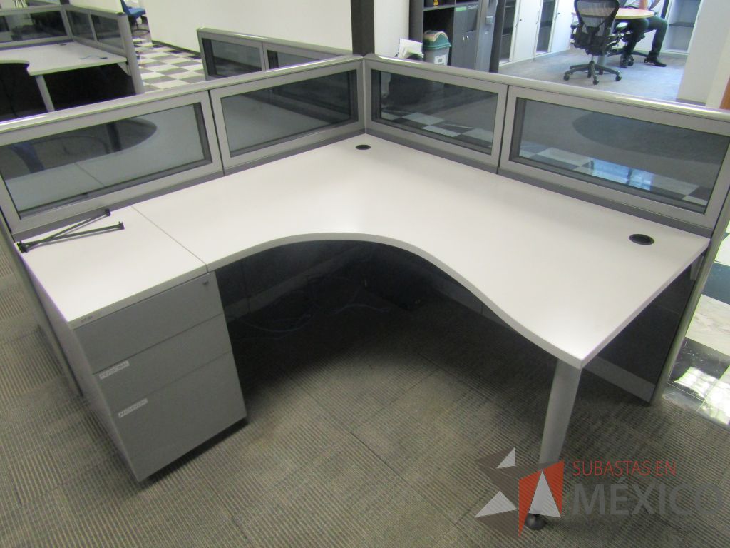 Lote 077 - Estación de trabajo lineal para 2 personas, mampara baja con vidrio, con 2 archiveros de pedestal de 3 cajones - Steelcase - Imagen 5