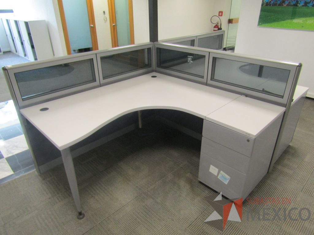 Lote 077 - Estación de trabajo lineal para 2 personas, mampara baja con vidrio, con 2 archiveros de pedestal de 3 cajones - Steelcase