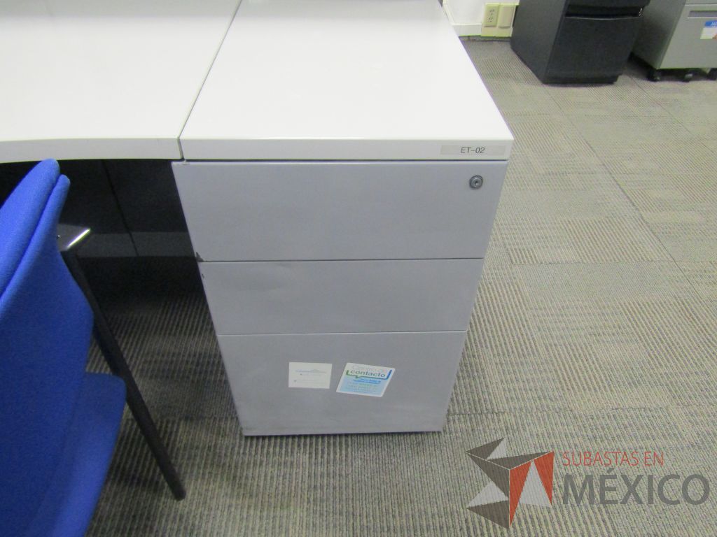 Lote 077 - Estación de trabajo lineal para 2 personas, mampara baja con vidrio, con 2 archiveros de pedestal de 3 cajones - Steelcase - Imagen 7