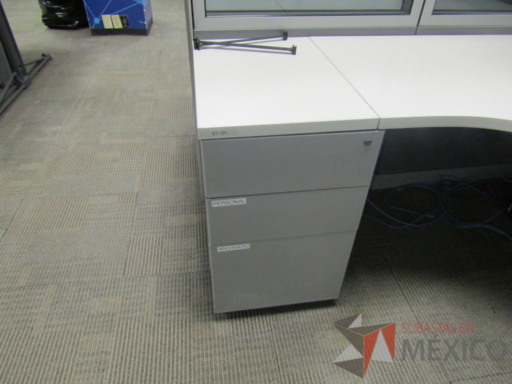 Lote 077 - Estación de trabajo lineal para 2 personas, mampara baja con vidrio, con 2 archiveros de pedestal de 3 cajones - Steelcase - Imagen 8