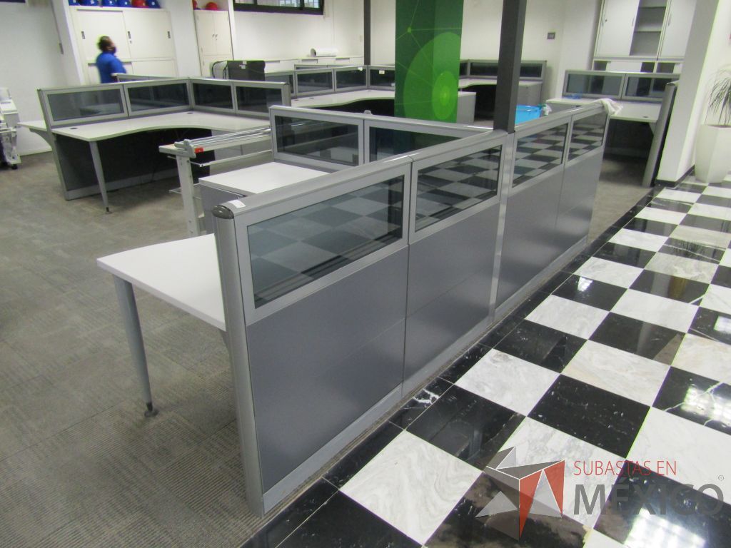 Lote 079 - Estación de trabajo lineal para 2 personas, mampara baja con vidrio, con 2 archiveros de pedestal de 3 cajones - Steelcase - Imagen 2