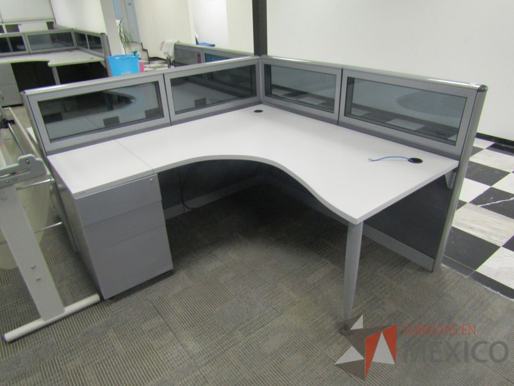 Lote 079 - Estación de trabajo lineal para 2 personas, mampara baja con vidrio, con 2 archiveros de pedestal de 3 cajones - Steelcase