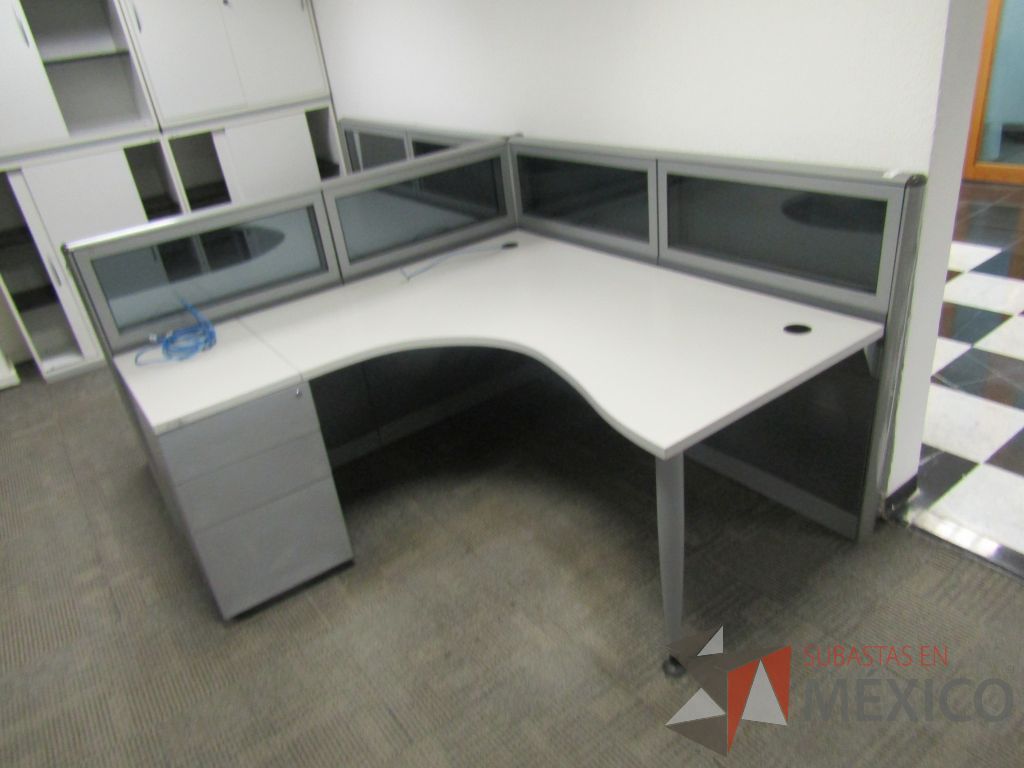 Lote 081 - Estación de trabajo lineal para 2 personas, mampara baja con vidrio, con 2 archiveros de pedestal de 3 cajones - Steelcase