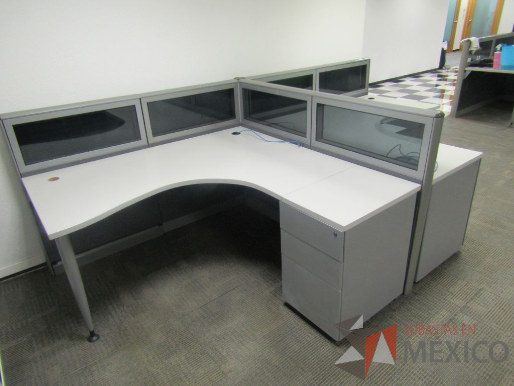 Lote 081 - Estación de trabajo lineal para 2 personas, mampara baja con vidrio, con 2 archiveros de pedestal de 3 cajones - Steelcase - Imagen 2