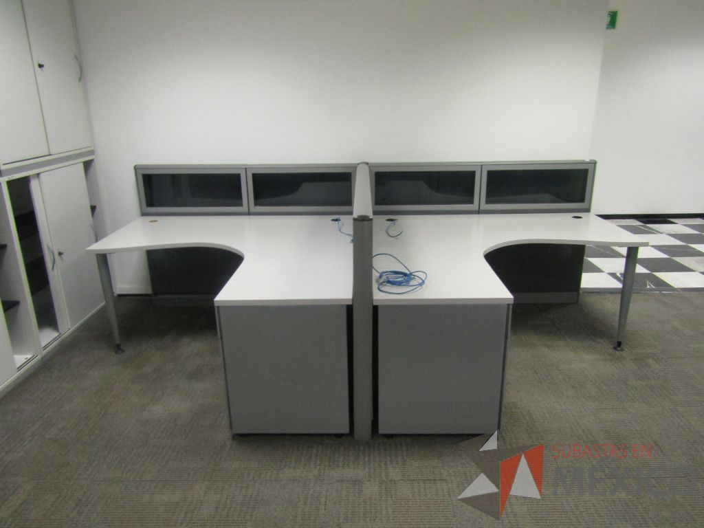 Lote 081 - Estación de trabajo lineal para 2 personas, mampara baja con vidrio, con 2 archiveros de pedestal de 3 cajones - Steelcase - Imagen 3