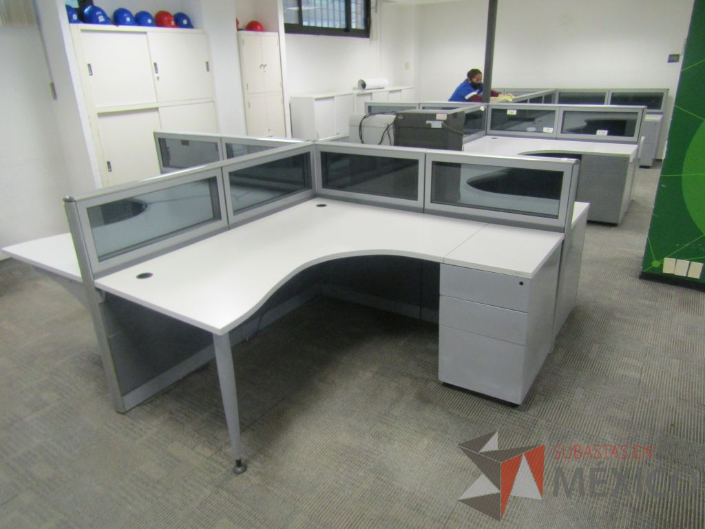 Lote 080 - Estación de trabajo lineal para 10 personas, mampara baja con vidrio, con 10 archiveros de pedestal de 3 cajones - Steelcase