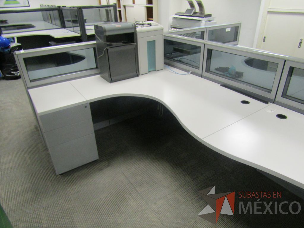 Lote 080 - Estación de trabajo lineal para 10 personas, mampara baja con vidrio, con 10 archiveros de pedestal de 3 cajones - Steelcase - Imagen 4
