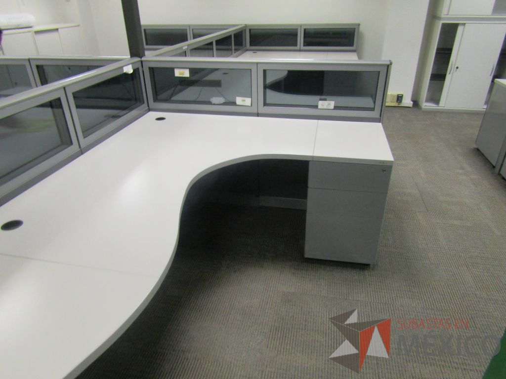 Lote 080 - Estación de trabajo lineal para 10 personas, mampara baja con vidrio, con 10 archiveros de pedestal de 3 cajones - Steelcase - Imagen 5