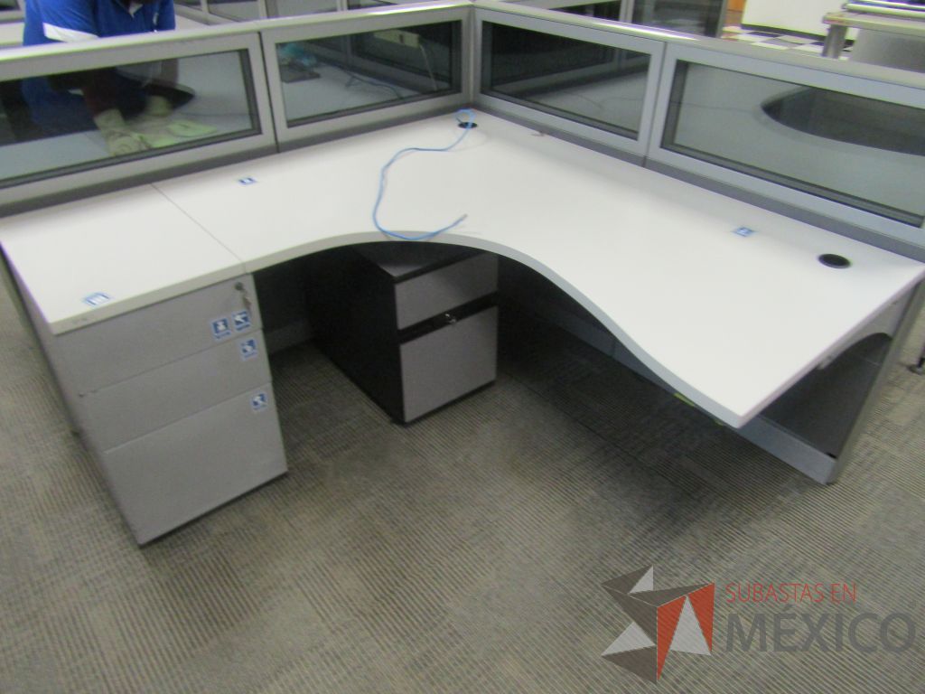 Lote 080 - Estación de trabajo lineal para 10 personas, mampara baja con vidrio, con 10 archiveros de pedestal de 3 cajones - Steelcase - Imagen 9