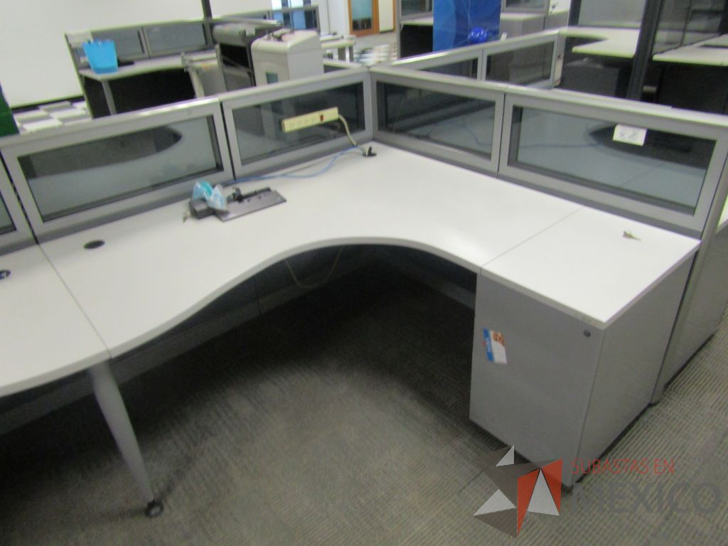 Lote 080 - Estación de trabajo lineal para 10 personas, mampara baja con vidrio, con 10 archiveros de pedestal de 3 cajones - Steelcase - Imagen 12