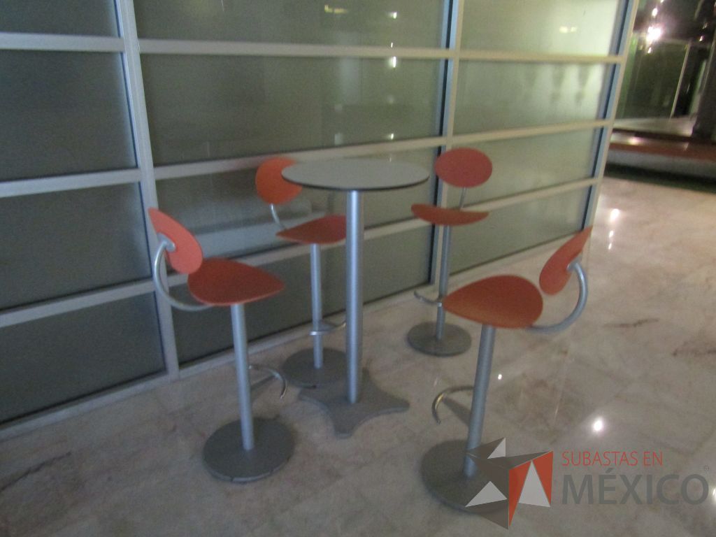 Lote 006 - Mesa alta, base metálica y cubierta color beige, con 4 sillas altas - Imagen 2