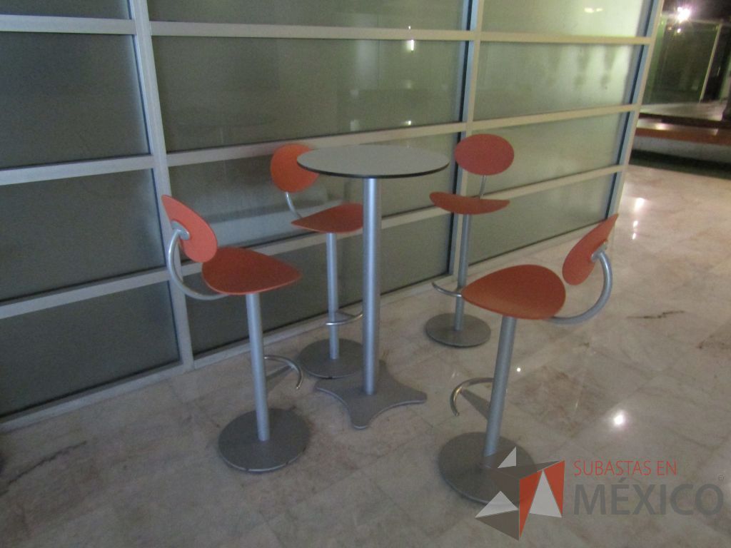 Lote 006 - Mesa alta, base metálica y cubierta color beige, con 4 sillas altas - Imagen 3