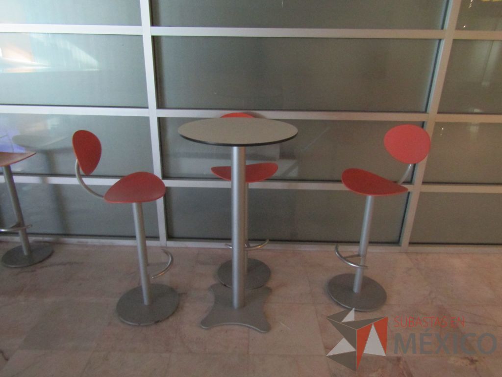 Lote 006 - Mesa alta, base metálica y cubierta color beige, con 4 sillas altas - Imagen 4