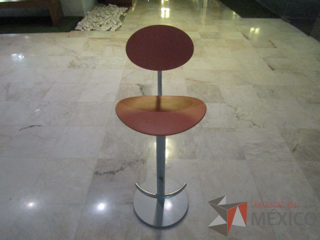 Lote 006 - Mesa alta, base metálica y cubierta color beige, con 4 sillas altas - Imagen 5