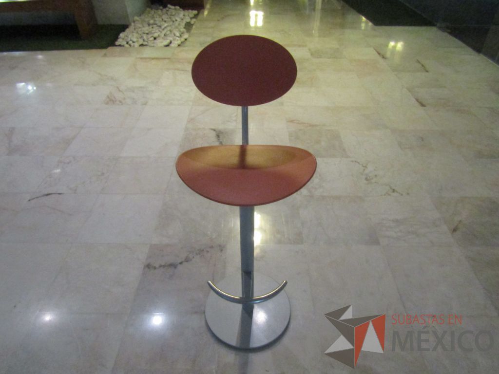 Lote 006 - Mesa alta, base metálica y cubierta color beige, con 4 sillas altas - Imagen 6