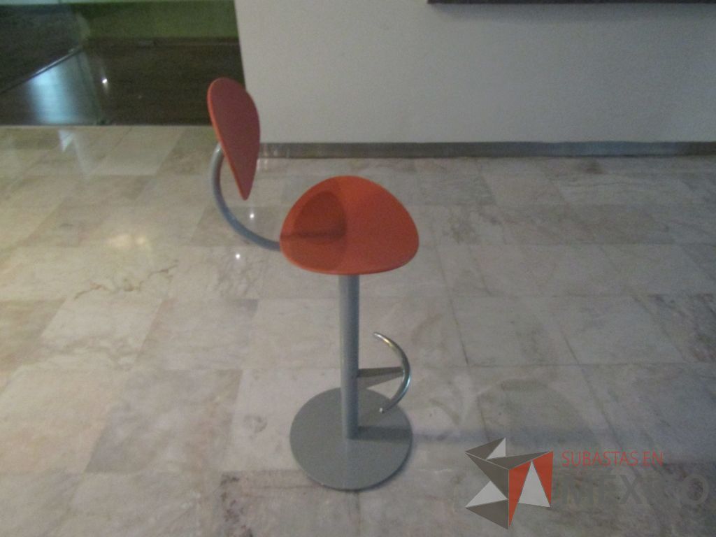 Lote 006 - Mesa alta, base metálica y cubierta color beige, con 4 sillas altas - Imagen 7