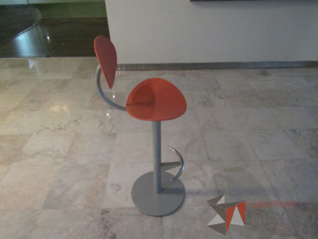 Lote 006 - Mesa alta, base metálica y cubierta color beige, con 4 sillas altas - Imagen 8
