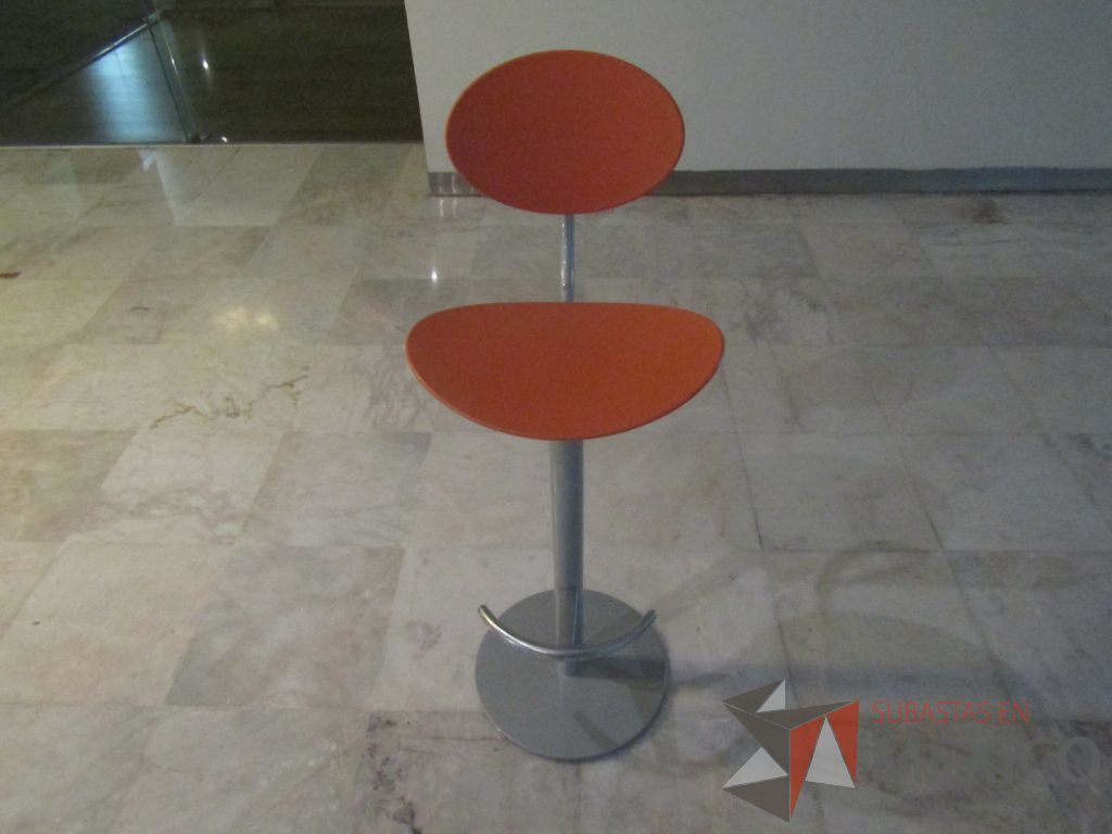 Lote 006 - Mesa alta, base metálica y cubierta color beige, con 4 sillas altas - Imagen 9