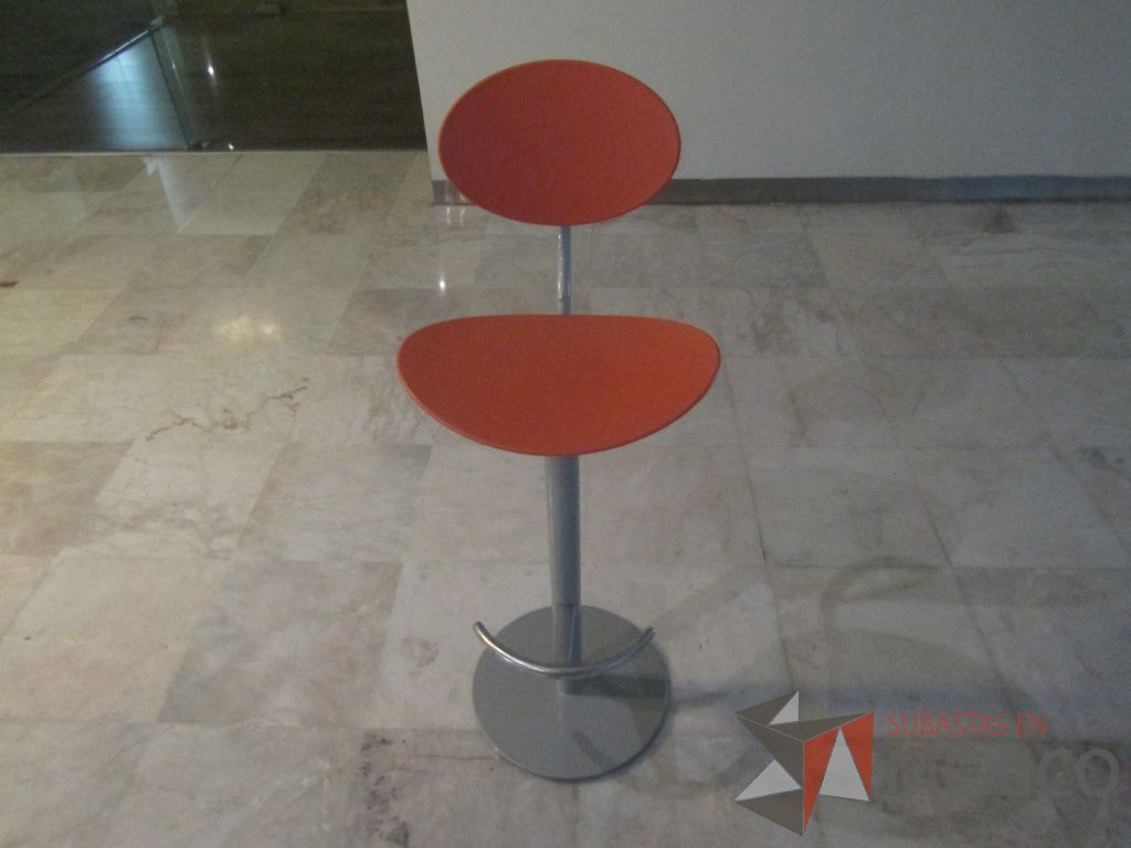 Lote 006 - Mesa alta, base metálica y cubierta color beige, con 4 sillas altas - Imagen 10