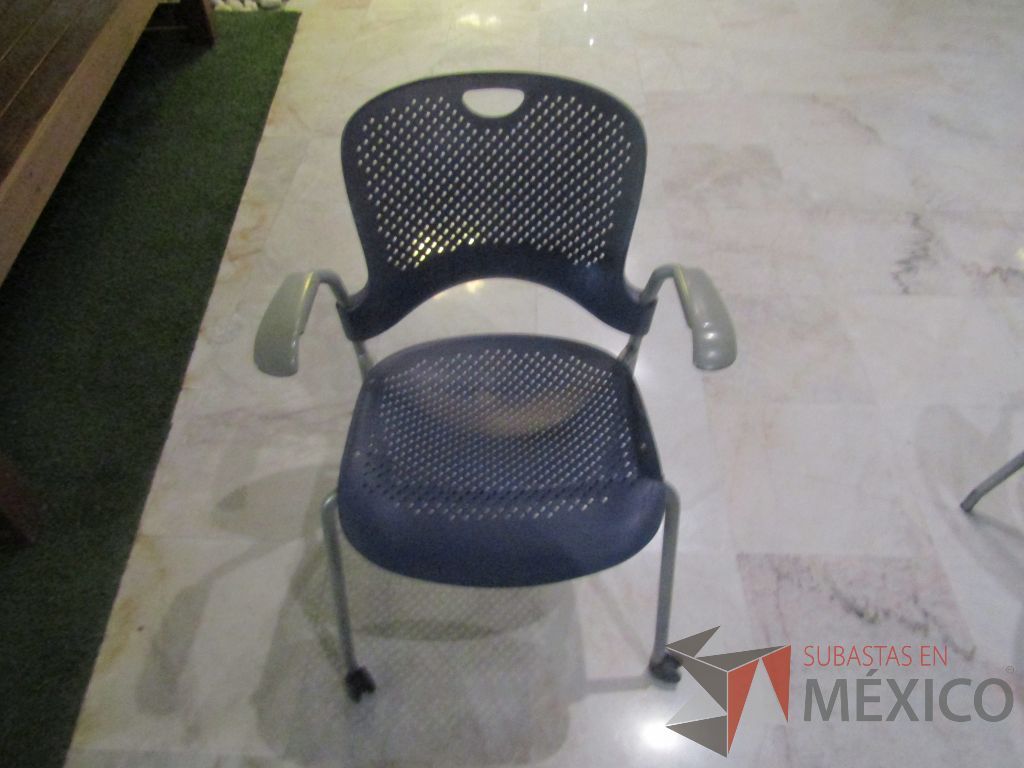 Lote 012 - Silla de visita con ruedas, asiento y respaldo en plástico color azul - Imagen 2