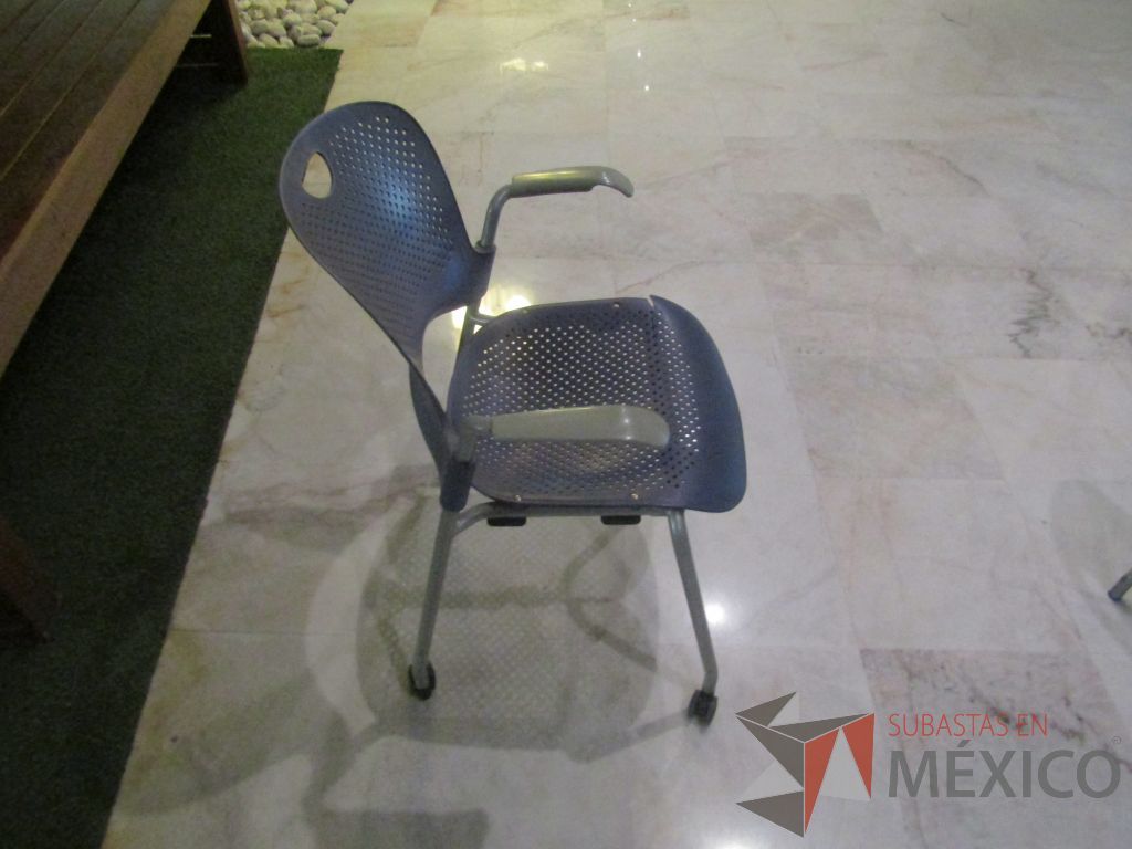 Lote 012 - Silla de visita con ruedas, asiento y respaldo en plástico color azul - Imagen 3