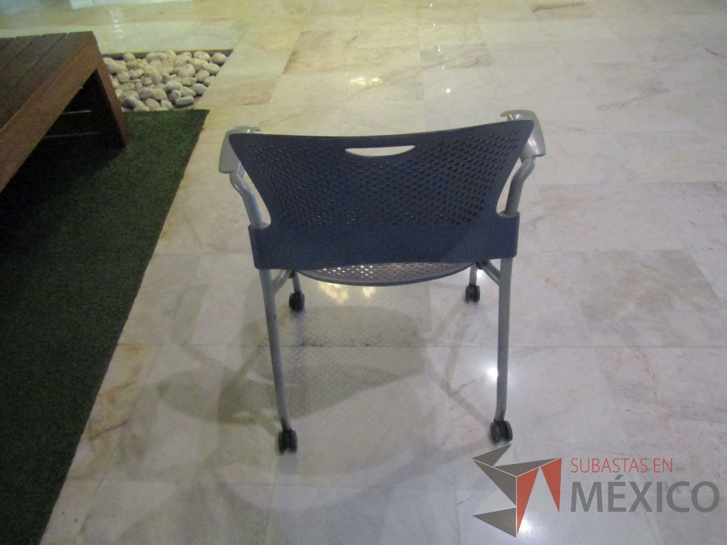 Lote 012 - Silla de visita con ruedas, asiento y respaldo en plástico color azul - Imagen 4