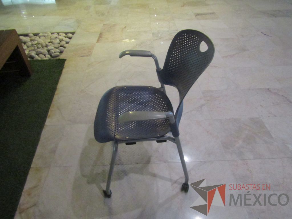 Lote 012 - Silla de visita con ruedas, asiento y respaldo en plástico color azul - Imagen 5