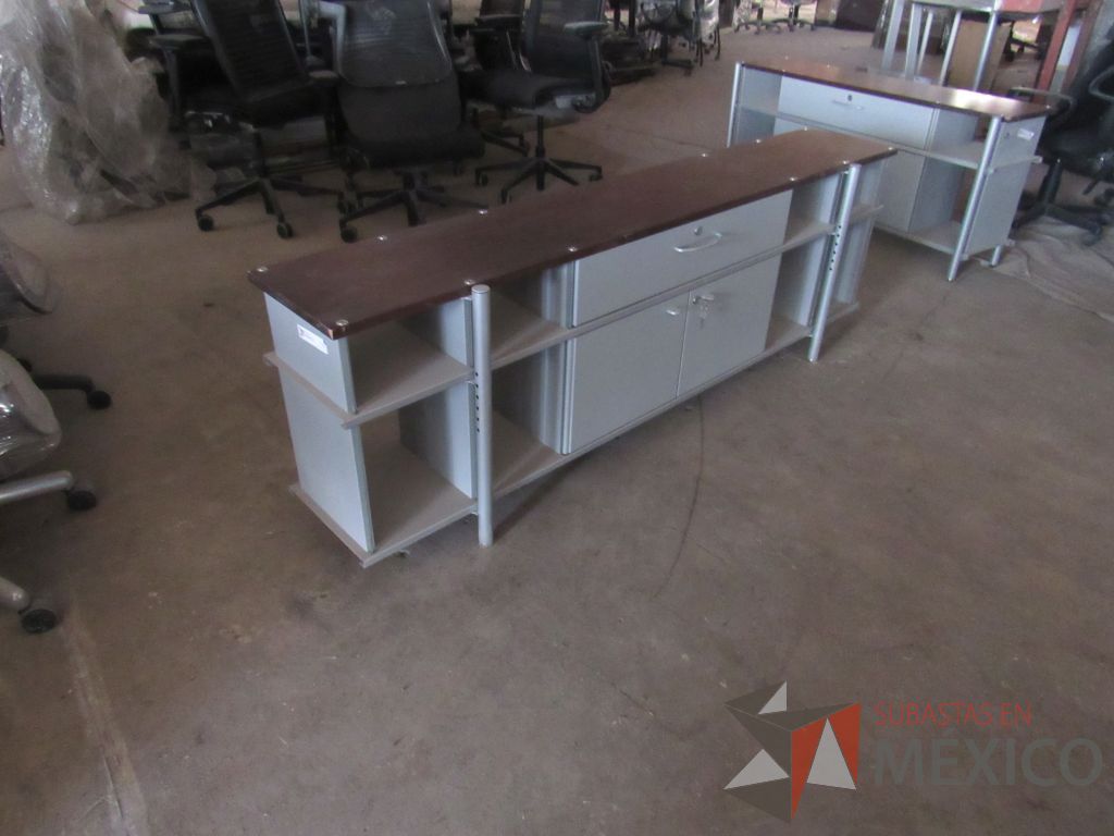 Lote 028 - 2 Credenzas metálicas con 2 puertas, 1 cajón y cubierta color blanco - Imagen 3