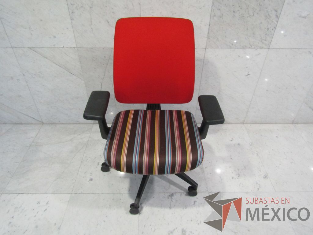 Lote 030 - Silla ejecutiva con ruedas, descansabrazos, respaldo en malla y asiento en tela - Imagen 6