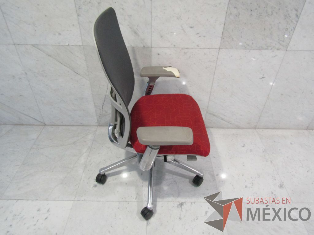 Lote 051 - Silla ejecutiva con ruedas, respaldo en malla y asiento en tela color rojo - Imagen 5