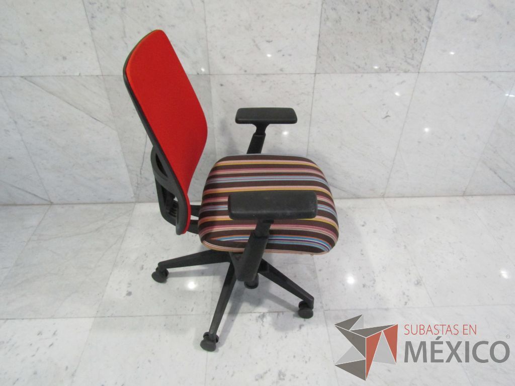 Lote 030 - Silla ejecutiva con ruedas, descansabrazos, respaldo en malla y asiento en tela - Imagen 5