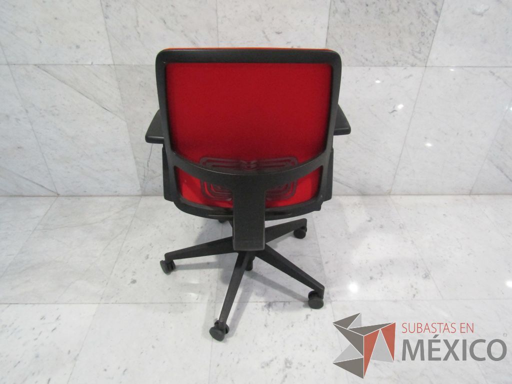 Lote 030 - Silla ejecutiva con ruedas, descansabrazos, respaldo en malla y asiento en tela - Imagen 4
