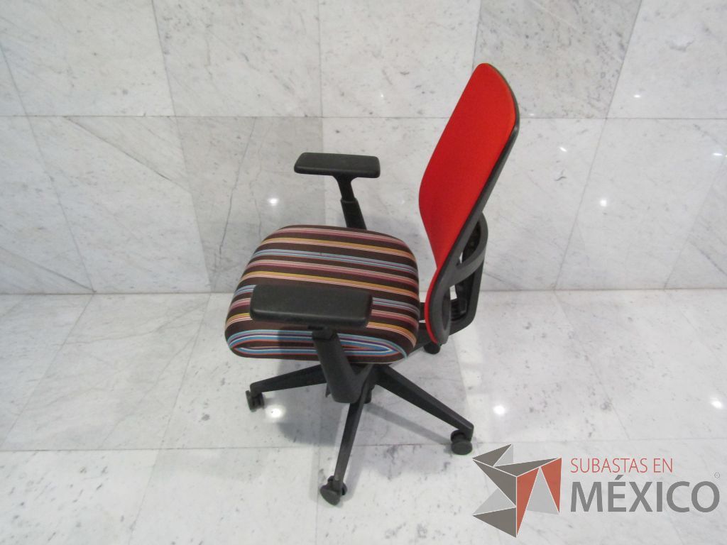 Lote 030 - Silla ejecutiva con ruedas, descansabrazos, respaldo en malla y asiento en tela - Imagen 3