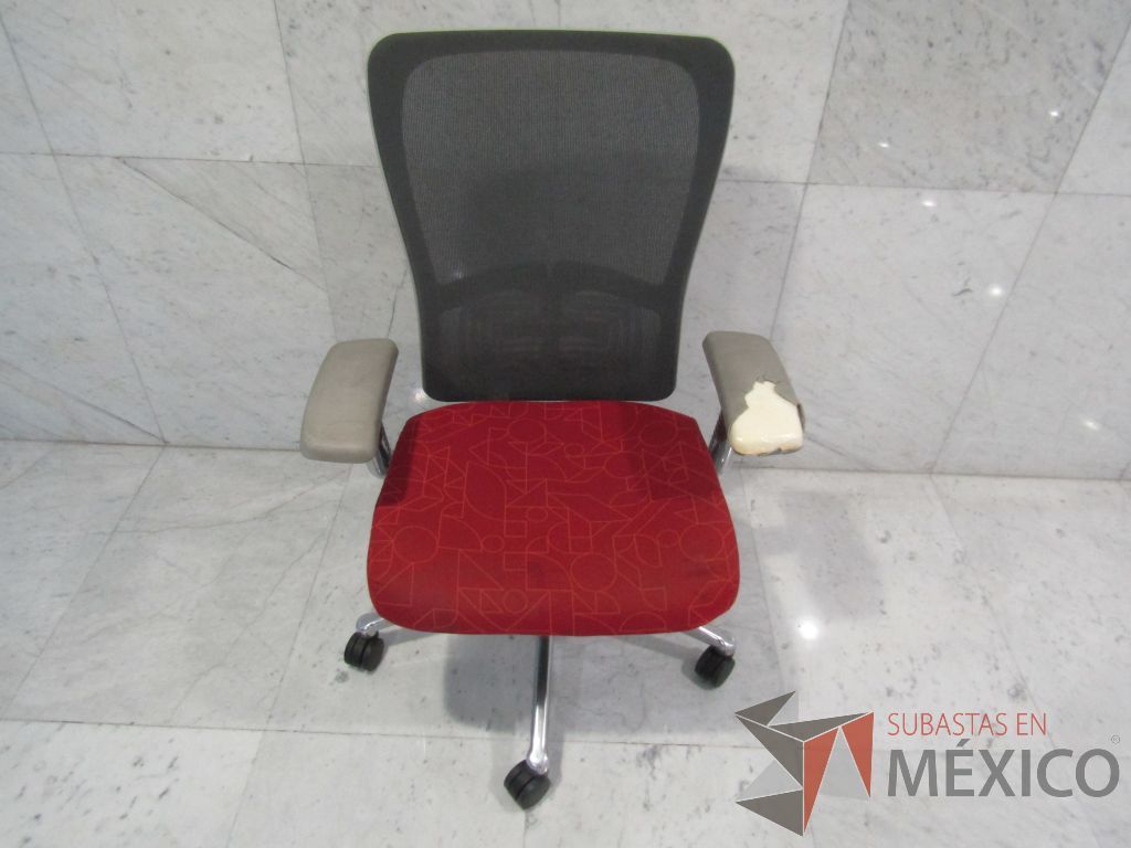 Lote 051 - Silla ejecutiva con ruedas, respaldo en malla y asiento en tela color rojo