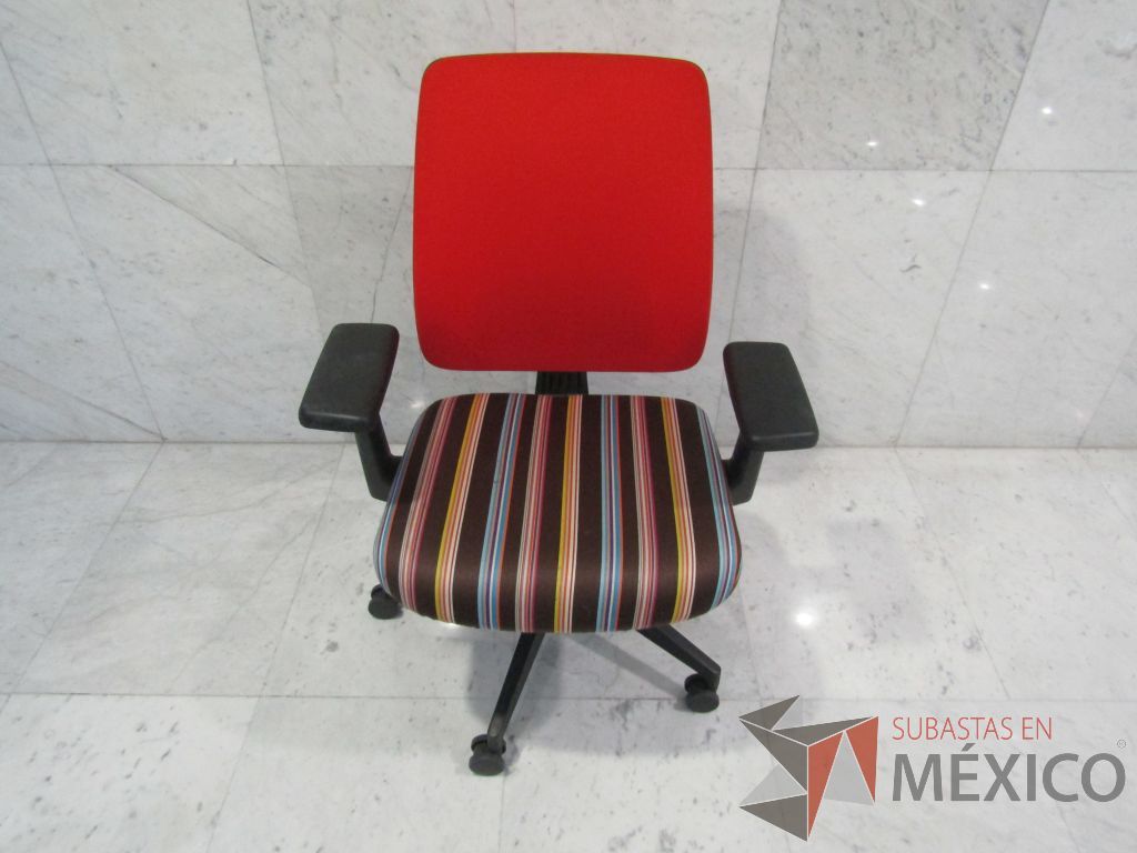 Lote 030 - Silla ejecutiva con ruedas, descansabrazos, respaldo en malla y asiento en tela