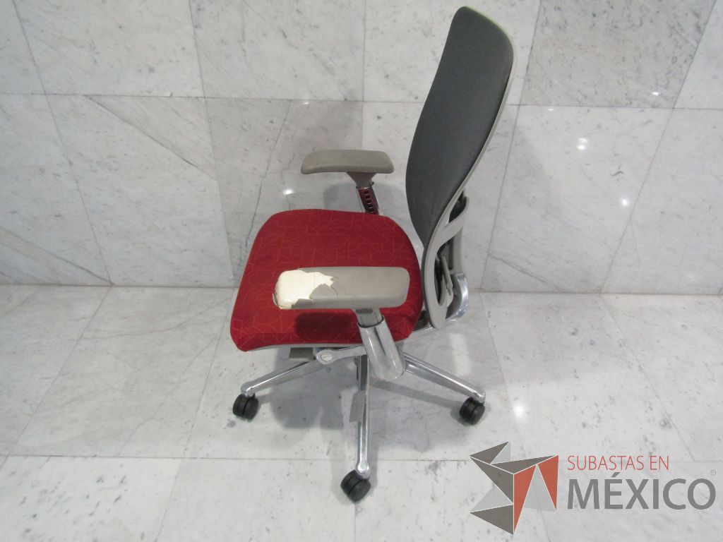 Lote 051 - Silla ejecutiva con ruedas, respaldo en malla y asiento en tela color rojo - Imagen 3