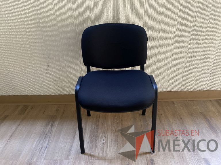 Lote 016 - 2 Sillas de visita con 4 patas asiento y respaldo en tela color negro