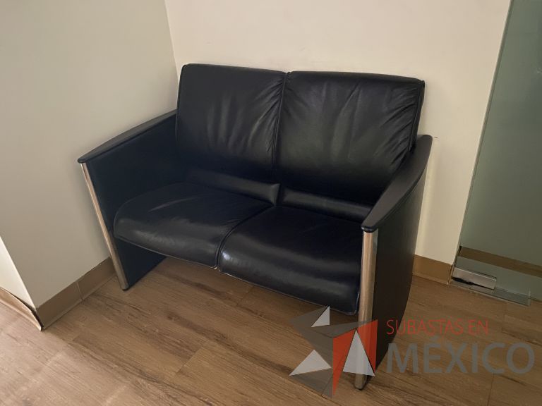 Lote 003 - Sillón de 2 plazas con asiento y respaldo tipo piel color negro