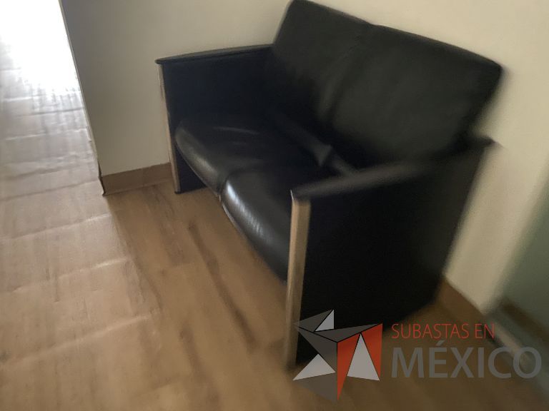 Lote 003 - Sillón de 2 plazas con asiento y respaldo tipo piel color negro - Imagen 2