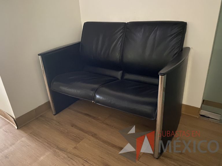 Lote 003 - Sillón de 2 plazas con asiento y respaldo tipo piel color negro - Imagen 5