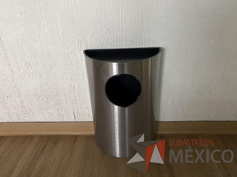 Lote 016 - 10 Botes de basura metálica en forma de media luna