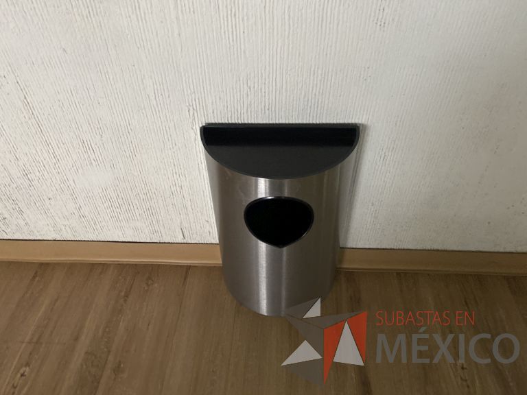 Lote 016 - 10 Botes de basura metálica en forma de media luna - Imagen 2