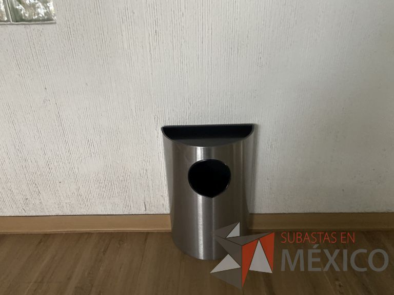Lote 016 - 10 Botes de basura metálica en forma de media luna - Imagen 3