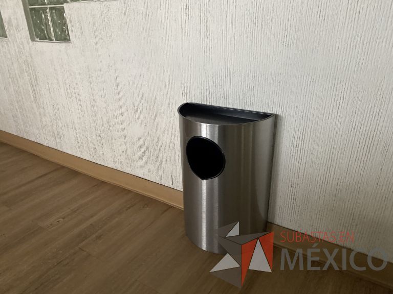 Lote 016 - 10 Botes de basura metálica en forma de media luna - Imagen 4