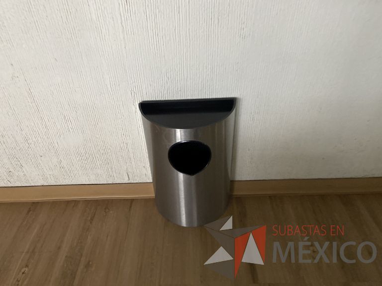 Lote 016 - 10 Botes de basura metálica en forma de media luna - Imagen 5
