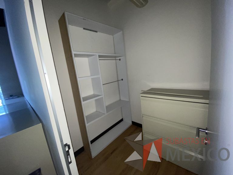 Lote 022 - Mueble empotrado con 4 entrepaños y 2 tubos metálicos color blanco - Imagen 2
