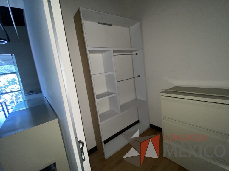 Lote 022 - Mueble empotrado con 4 entrepaños y 2 tubos metálicos color blanco - Imagen 3