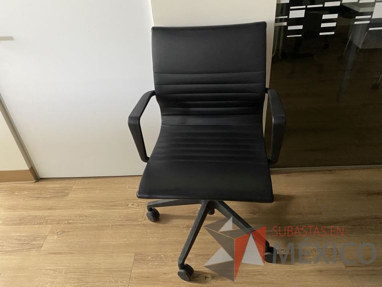 Lote 023 - 2 Sillas operativas con ruedas, descansabrazos, asiento y respaldo tipo piel color negro