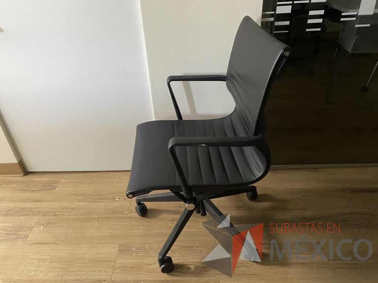 Lote 023 - 2 Sillas operativas con ruedas, descansabrazos, asiento y respaldo tipo piel color negro - Imagen 2